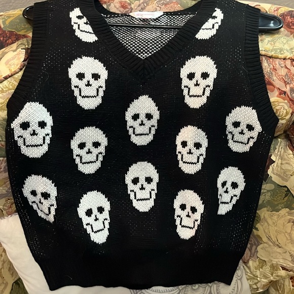 Smiling Skulls Sleeveless Sweater Kids M 7-9 - Picture 1 of 4